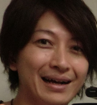 小野大輔　前歯の写真